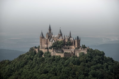 山上的灰白色城堡